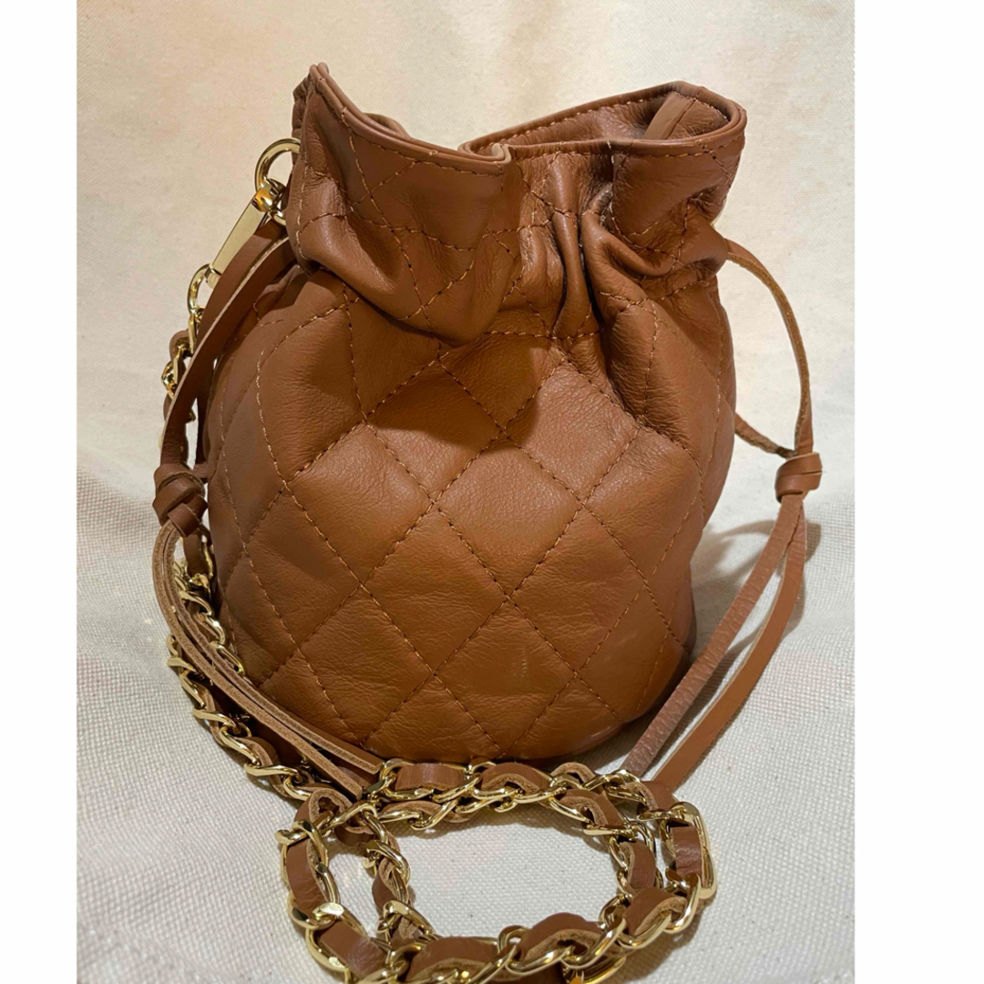 極 美品!タグ付き【AULENTTI/オウレンティ】チェーン巾着バッグ | フリマアプリ ラクマ