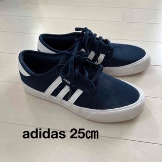 アディダス(adidas)のadidas スニーカー　25㎝　ネイビー(スニーカー)