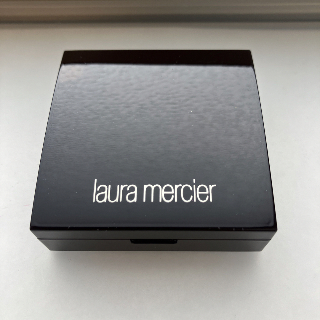 laura mercier(ローラメルシエ)のローラメルシエ　シークレット　ブラーリングパウダー　フォーアンダーアイズ コスメ/美容のベースメイク/化粧品(フェイスパウダー)の商品写真