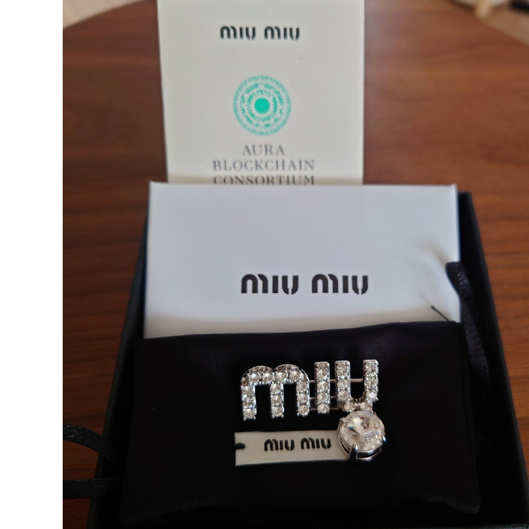 MIUMIU クリスタル ブローチ