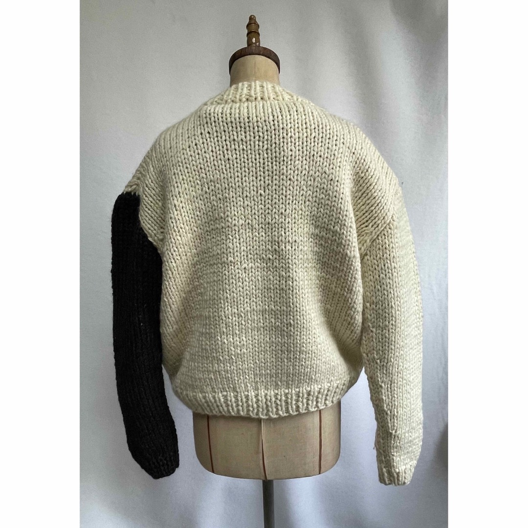 国内手編み　ゆったりシルエットのセーター(身頃生成り、左袖チャコール) レディースのトップス(ニット/セーター)の商品写真