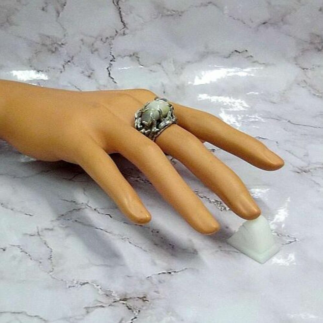大ぶりなマザーオブパール（白蝶貝）のシルバー９２５製リング（指輪）！ レディースのアクセサリー(リング(指輪))の商品写真