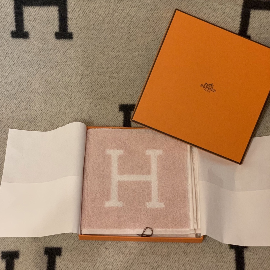 Hermes(エルメス)のエルメス　タオル　ハンカチ　新品未使用 レディースのファッション小物(ハンカチ)の商品写真