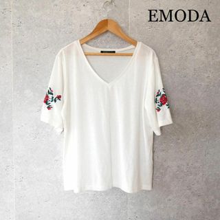 エモダ(EMODA)の美品 EMODA エモダ Vネック 半袖 花柄 刺繍 薄手 カットソー Tシャツ(Tシャツ(半袖/袖なし))