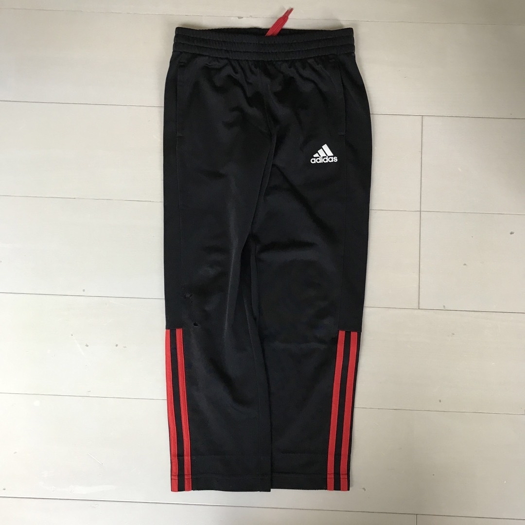 adidas(アディダス)のadidasジャージパンツ　120  訳あり キッズ/ベビー/マタニティのキッズ服男の子用(90cm~)(パンツ/スパッツ)の商品写真