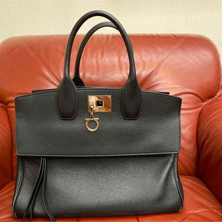 フェラガモ(Ferragamo)の【FERRAGAMO STUDIO BAG】ブラック　middleサイズ(ハンドバッグ)