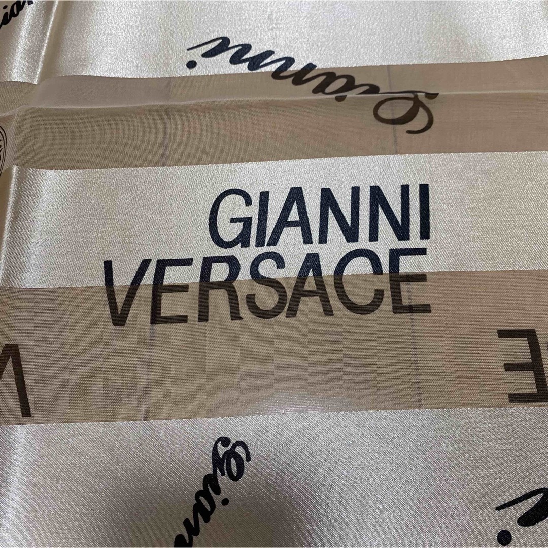 VERSACE(ヴェルサーチ)のGIANNI VERSACE ヴェルサーチ スカーフ ゴールド 大判 レディースのファッション小物(バンダナ/スカーフ)の商品写真