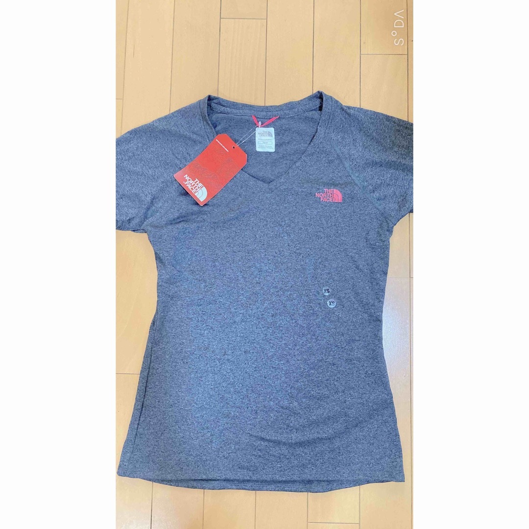 THE NORTH FACE(ザノースフェイス)のノースフェイスのTシャツ　グレー　XS 新品 メンズのトップス(Tシャツ/カットソー(半袖/袖なし))の商品写真