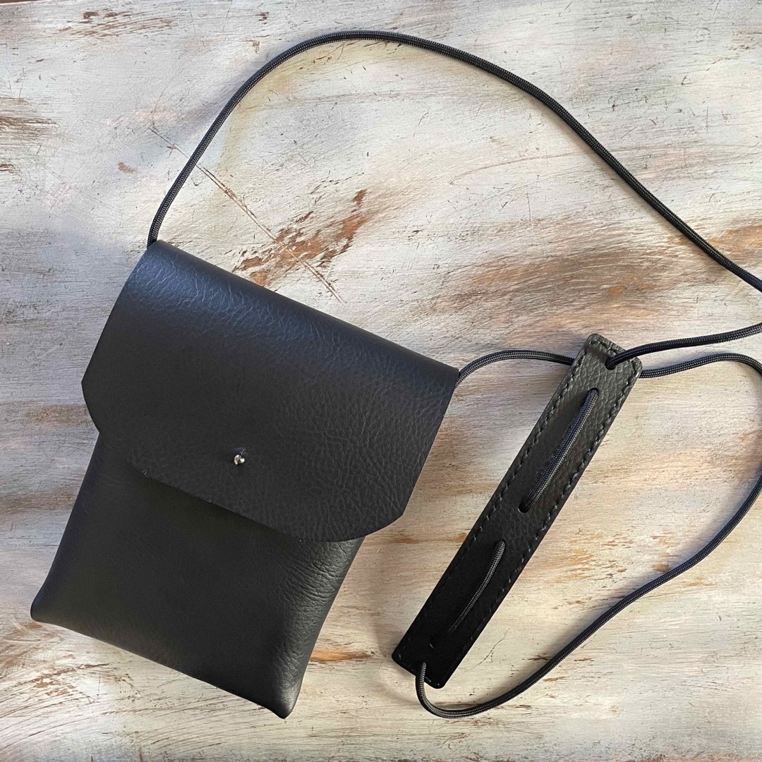 本革 ブラック ショルダーバッグ サコッシュ コンビヌメ 経年変化 姫路レザー メンズのバッグ(ショルダーバッグ)の商品写真