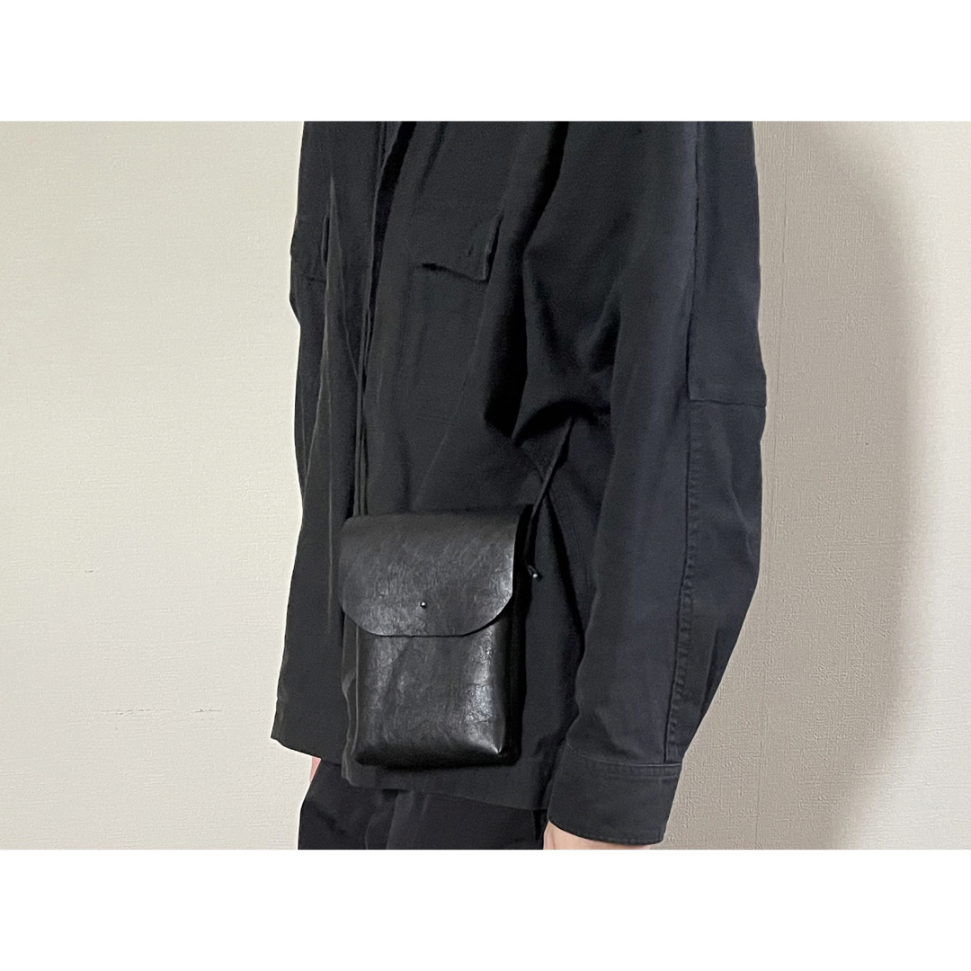 本革 ブラック ショルダーバッグ サコッシュ コンビヌメ 経年変化 姫路レザー メンズのバッグ(ショルダーバッグ)の商品写真