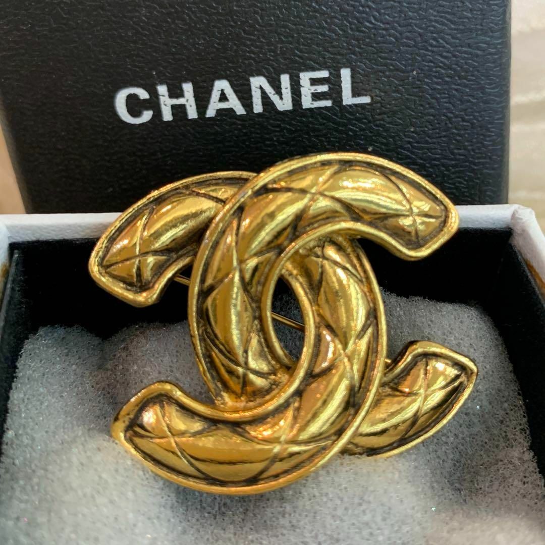 CHANEL(シャネル)のCHANEL ココマーク ブローチ コサージュ マトラッセ ヴィンテージ レディースのアクセサリー(ブローチ/コサージュ)の商品写真