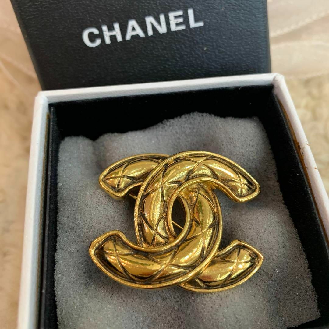 CHANEL(シャネル)のCHANEL ココマーク ブローチ コサージュ マトラッセ ヴィンテージ レディースのアクセサリー(ブローチ/コサージュ)の商品写真