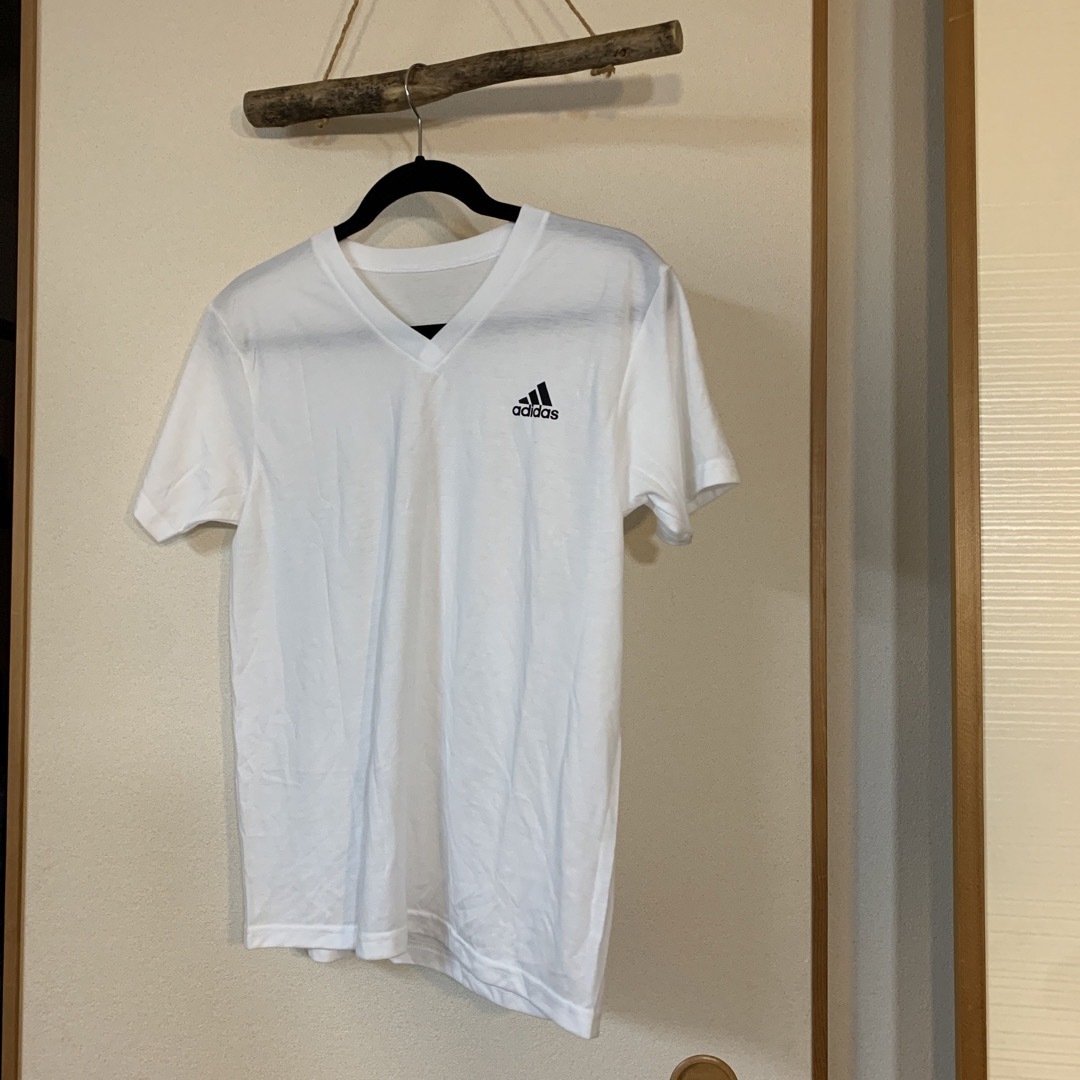 adidas(アディダス)のadidas  ホワイト　Tシャツ　メンズ メンズのトップス(Tシャツ/カットソー(半袖/袖なし))の商品写真