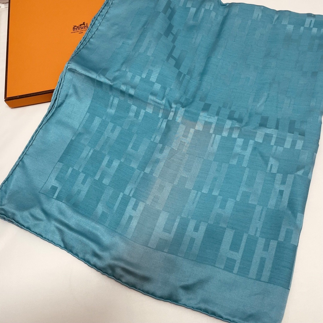 エルメス 大判ストール H柄 Hロゴ GRAND H シルク ウール 水色系 エルメス 大判ストール H柄 Hロゴ GRAND H シルク ウール 水色系