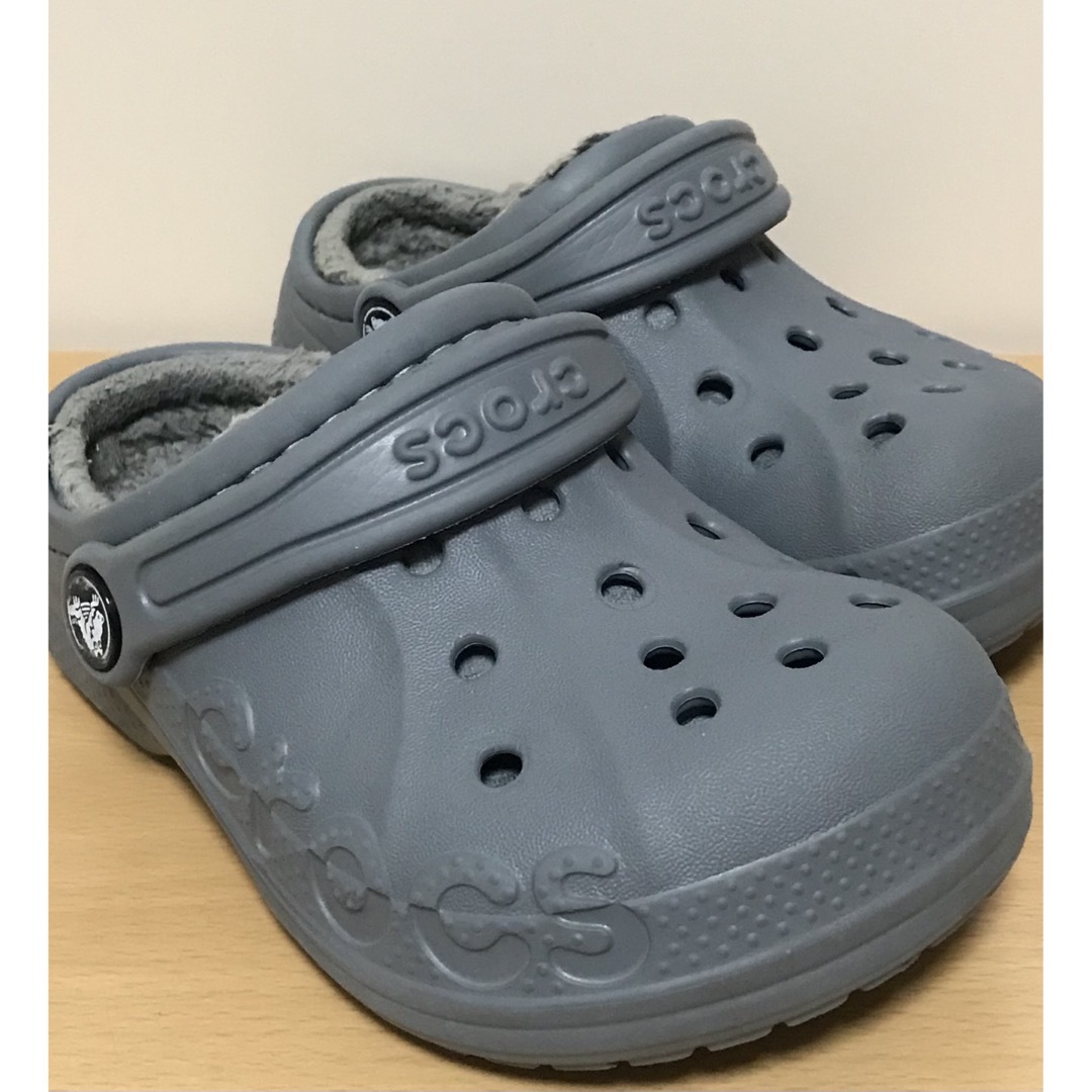 crocs(クロックス)の★ キッズ【 crocs クロックス 】冬ボアモコモコサンダル［17.5］グレー キッズ/ベビー/マタニティのキッズ靴/シューズ(15cm~)(サンダル)の商品写真