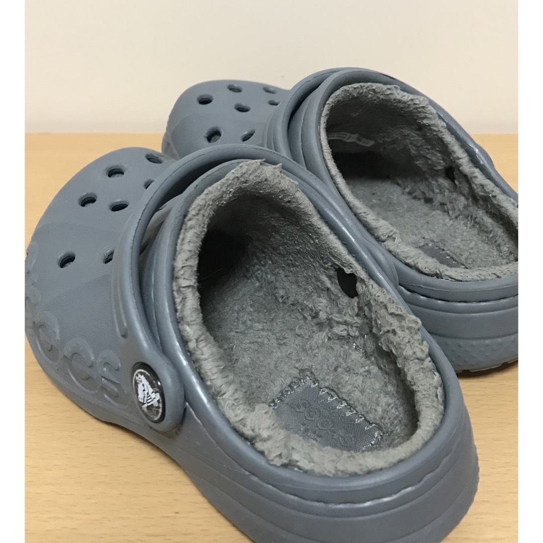 crocs(クロックス)の★ キッズ【 crocs クロックス 】冬ボアモコモコサンダル［17.5］グレー キッズ/ベビー/マタニティのキッズ靴/シューズ(15cm~)(サンダル)の商品写真