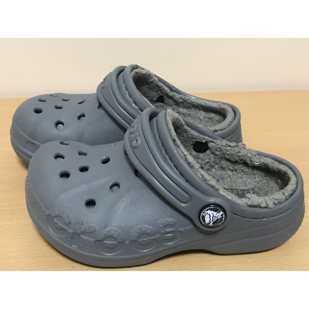 crocs(クロックス)の★ キッズ【 crocs クロックス 】冬ボアモコモコサンダル［17.5］グレー キッズ/ベビー/マタニティのキッズ靴/シューズ(15cm~)(サンダル)の商品写真