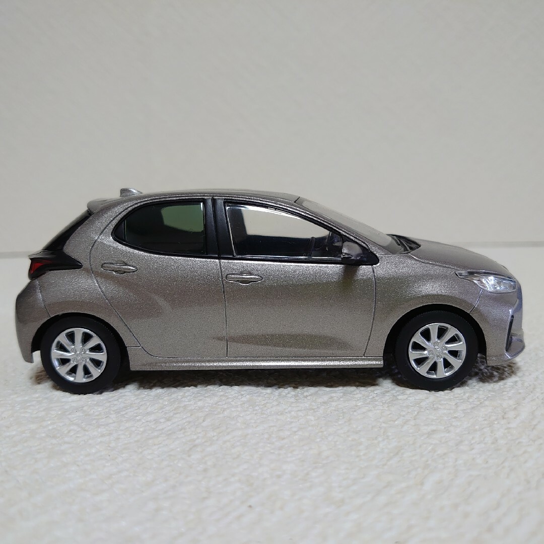 トヨタ(トヨタ)の【非売品】TOYOTA YARIS(トヨタ ヤリス）1/30スケール エンタメ/ホビーのおもちゃ/ぬいぐるみ(模型/プラモデル)の商品写真