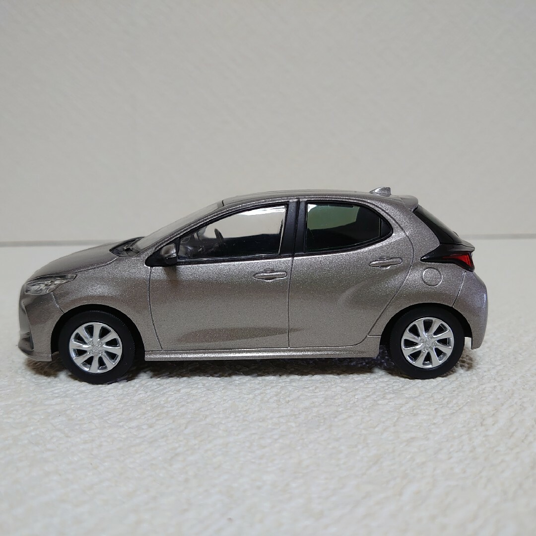 トヨタ(トヨタ)の【非売品】TOYOTA YARIS(トヨタ ヤリス）1/30スケール エンタメ/ホビーのおもちゃ/ぬいぐるみ(模型/プラモデル)の商品写真