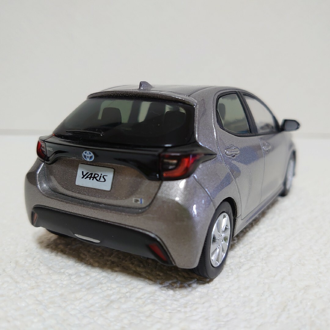 トヨタ(トヨタ)の【非売品】TOYOTA YARIS(トヨタ ヤリス）1/30スケール エンタメ/ホビーのおもちゃ/ぬいぐるみ(模型/プラモデル)の商品写真