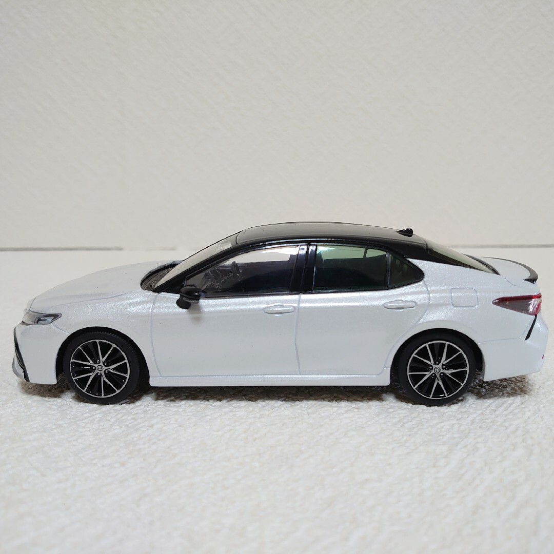 トヨタ(トヨタ)の【非売品】TOYOTA CAMRY(トヨタ カムリ）1/30スケール エンタメ/ホビーのおもちゃ/ぬいぐるみ(模型/プラモデル)の商品写真