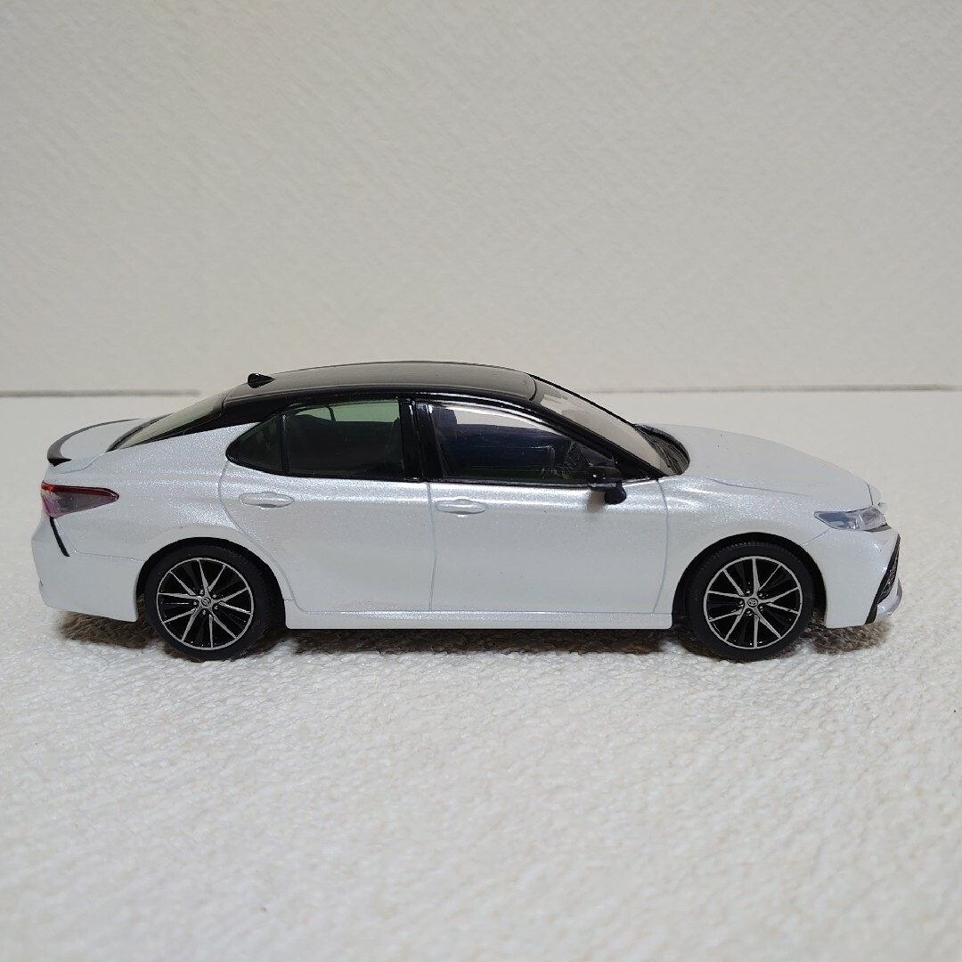 トヨタ(トヨタ)の【非売品】TOYOTA CAMRY(トヨタ カムリ）1/30スケール エンタメ/ホビーのおもちゃ/ぬいぐるみ(模型/プラモデル)の商品写真