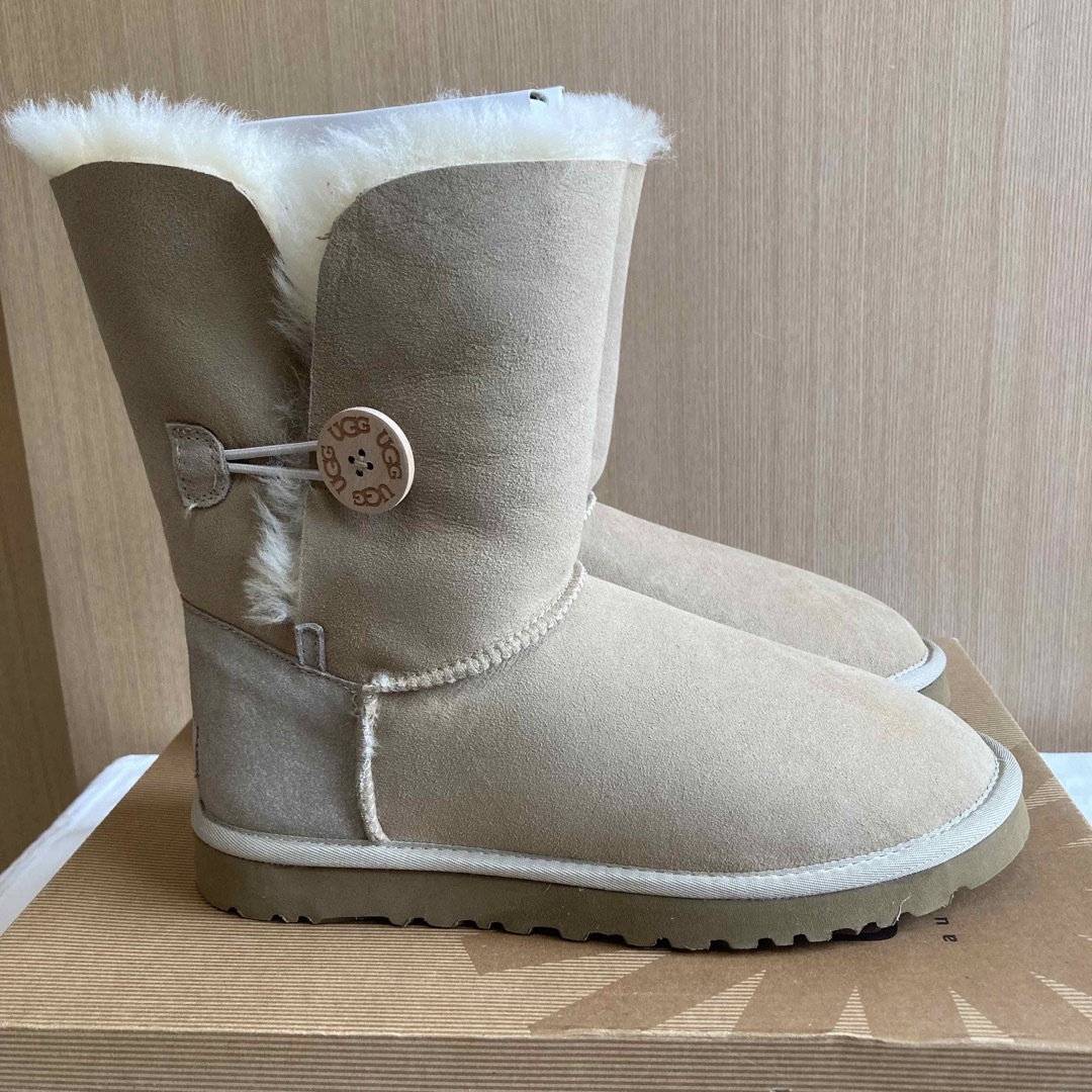 UGG(アグ)のUGG  アグ　ムートンブーツ　ミドル　ベージュ　25㎝　新品未使用 レディースの靴/シューズ(ブーツ)の商品写真