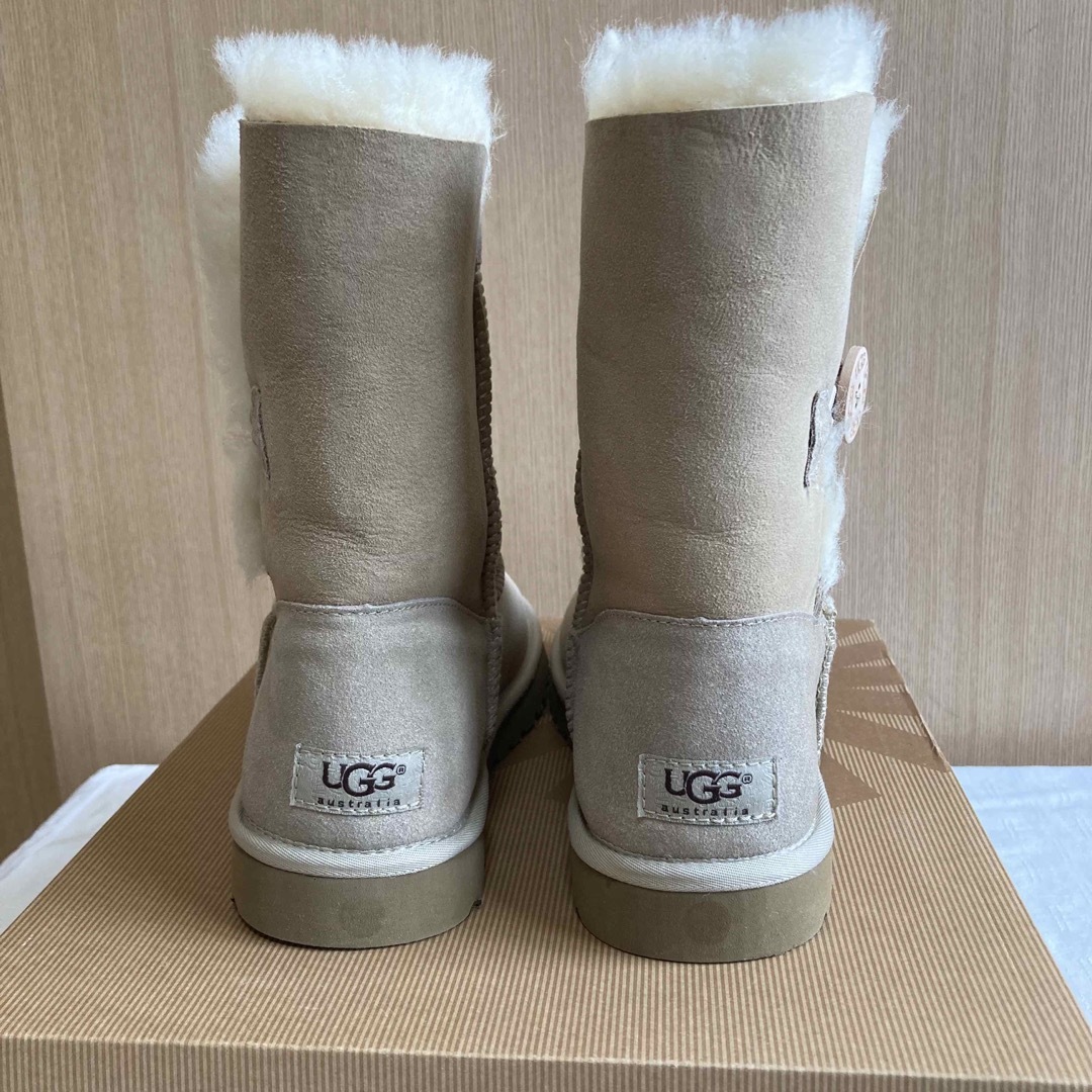 UGG(アグ)のUGG  アグ　ムートンブーツ　ミドル　ベージュ　25㎝　新品未使用 レディースの靴/シューズ(ブーツ)の商品写真