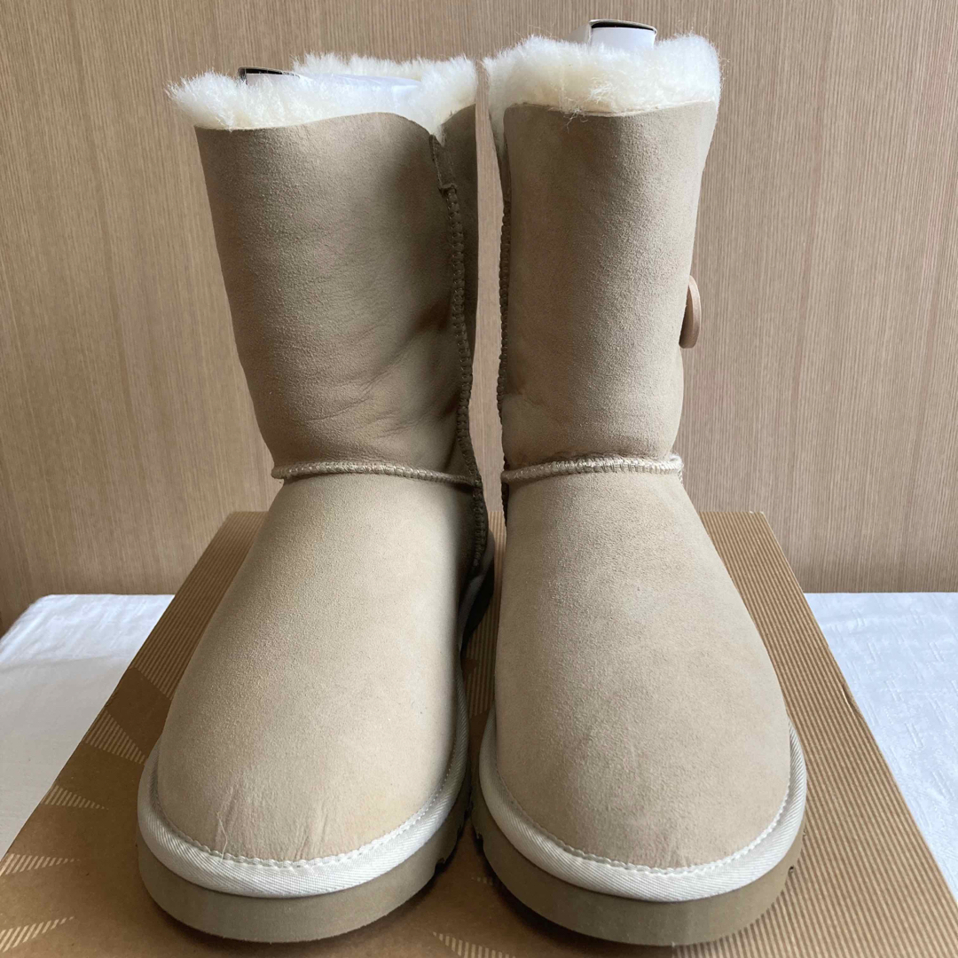 UGG(アグ)のUGG  アグ　ムートンブーツ　ミドル　ベージュ　25㎝　新品未使用 レディースの靴/シューズ(ブーツ)の商品写真