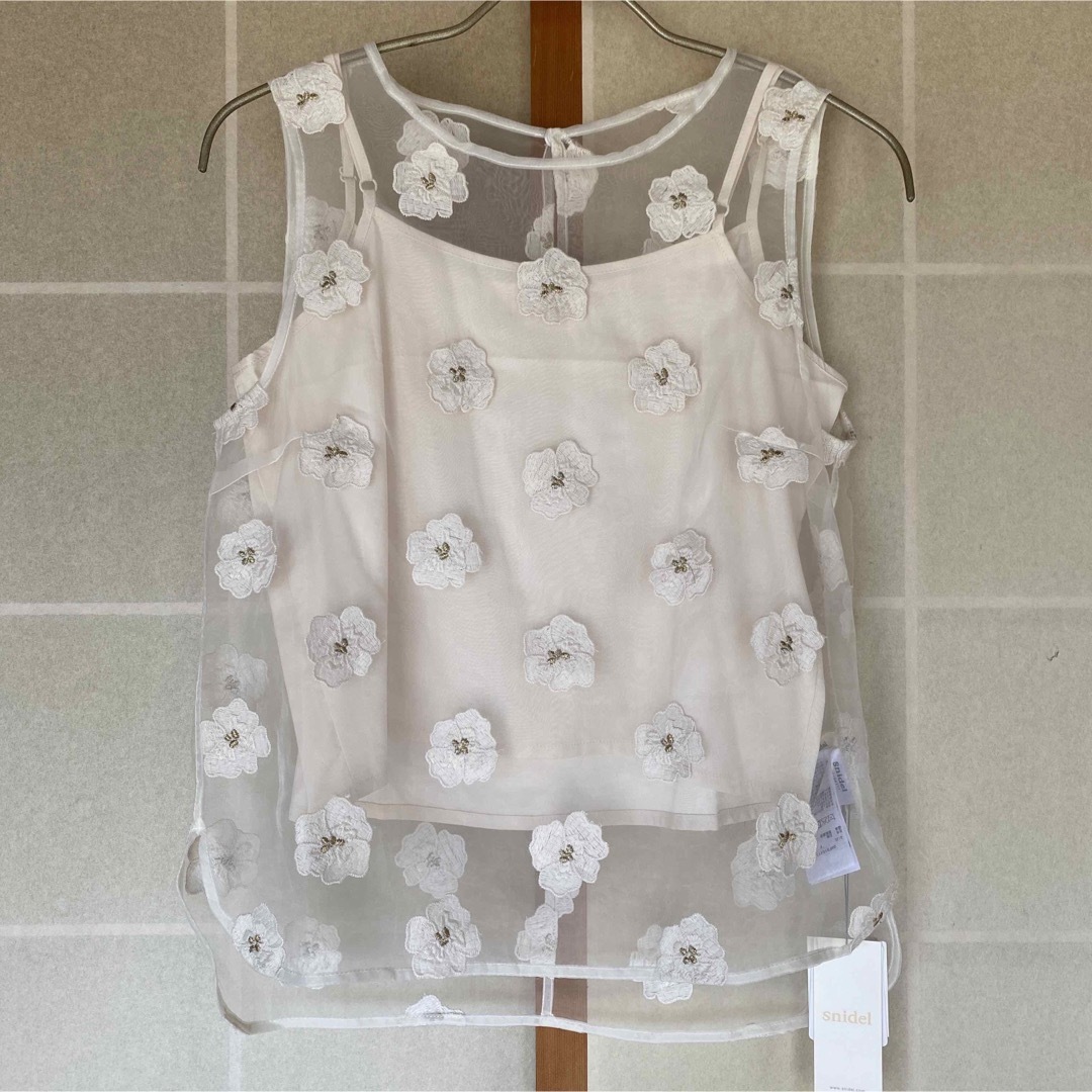 SNIDEL(スナイデル)の花柄刺繍ブラウス レディースのトップス(シャツ/ブラウス(半袖/袖なし))の商品写真