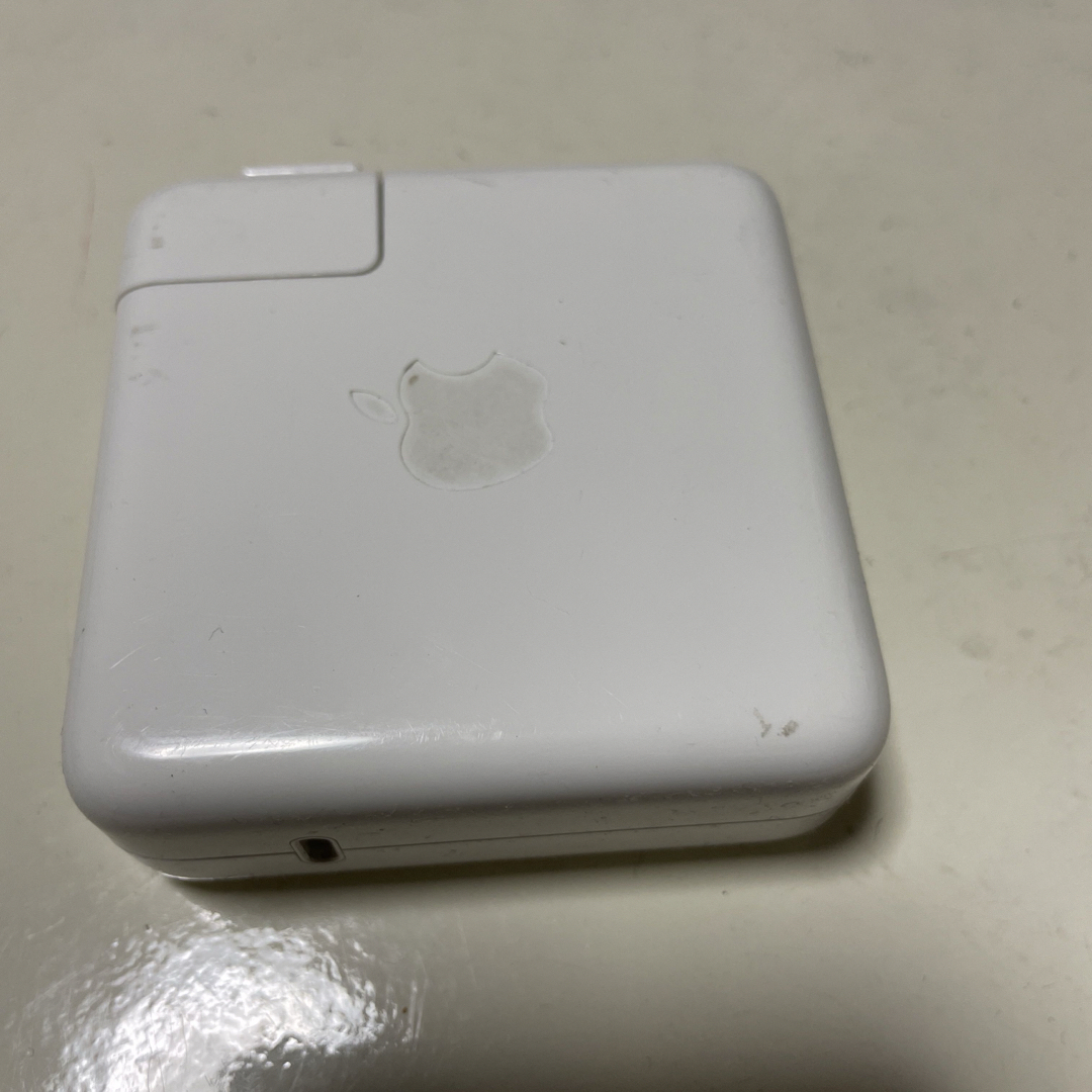 Mac (Apple)(マック)のApple 純正　61W USB-C  電源アダプター　中古品 スマホ/家電/カメラのスマートフォン/携帯電話(バッテリー/充電器)の商品写真