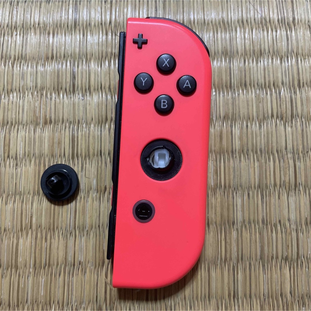 Nintendo Switch(ニンテンドースイッチ)のジャンク品　スイッチ　右コントローラー エンタメ/ホビーのゲームソフト/ゲーム機本体(家庭用ゲーム機本体)の商品写真