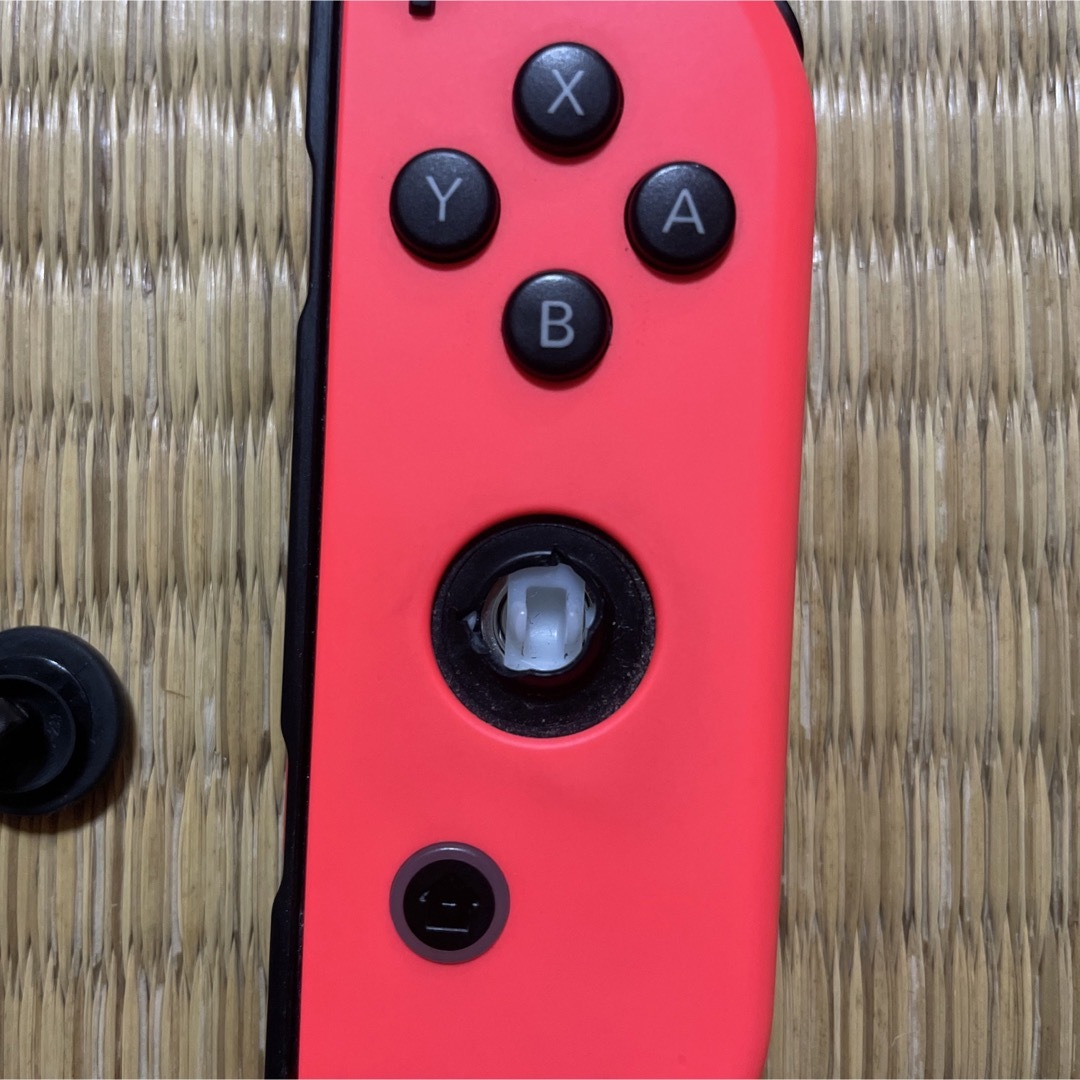 Nintendo Switch(ニンテンドースイッチ)のジャンク品　スイッチ　右コントローラー エンタメ/ホビーのゲームソフト/ゲーム機本体(家庭用ゲーム機本体)の商品写真