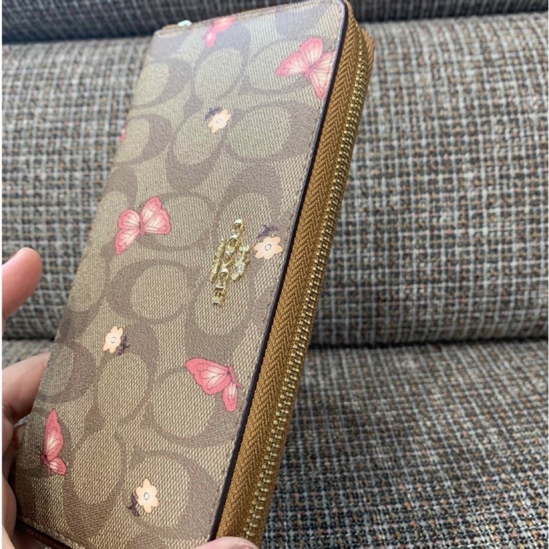 COACH(コーチ)のコーチ　2858 長財布　ブラウンシグネチャー　バタフライ　ピンク レディースのファッション小物(財布)の商品写真