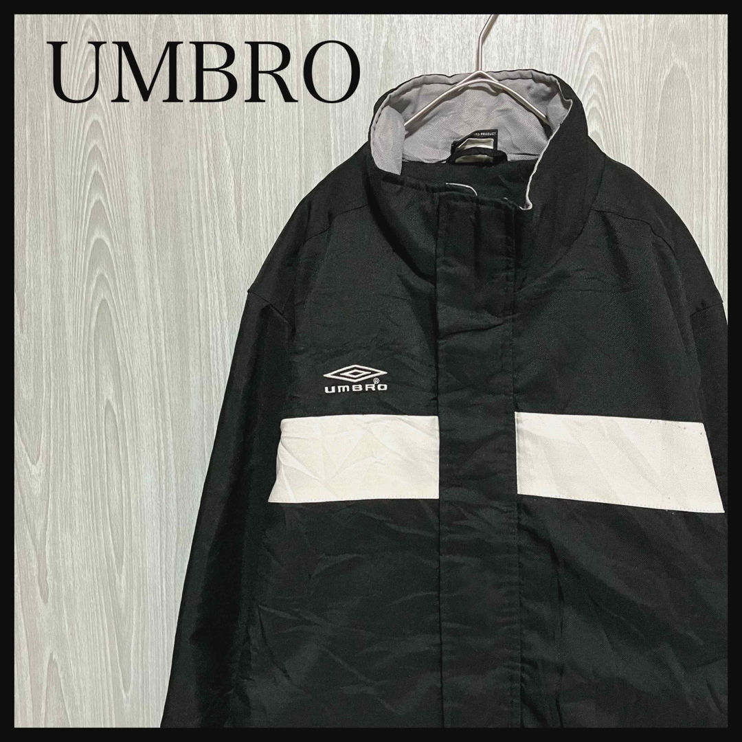 UMBRO(アンブロ)のZ894アンブロ中綿ジャケットワンポイント刺繍ロゴ大文字ロゴ メンズのジャケット/アウター(ブルゾン)の商品写真