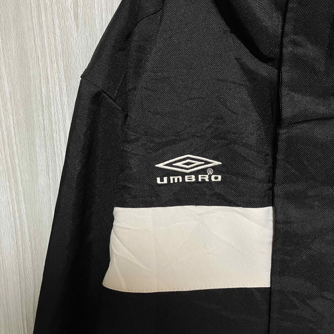 UMBRO(アンブロ)のZ894アンブロ中綿ジャケットワンポイント刺繍ロゴ大文字ロゴ メンズのジャケット/アウター(ブルゾン)の商品写真