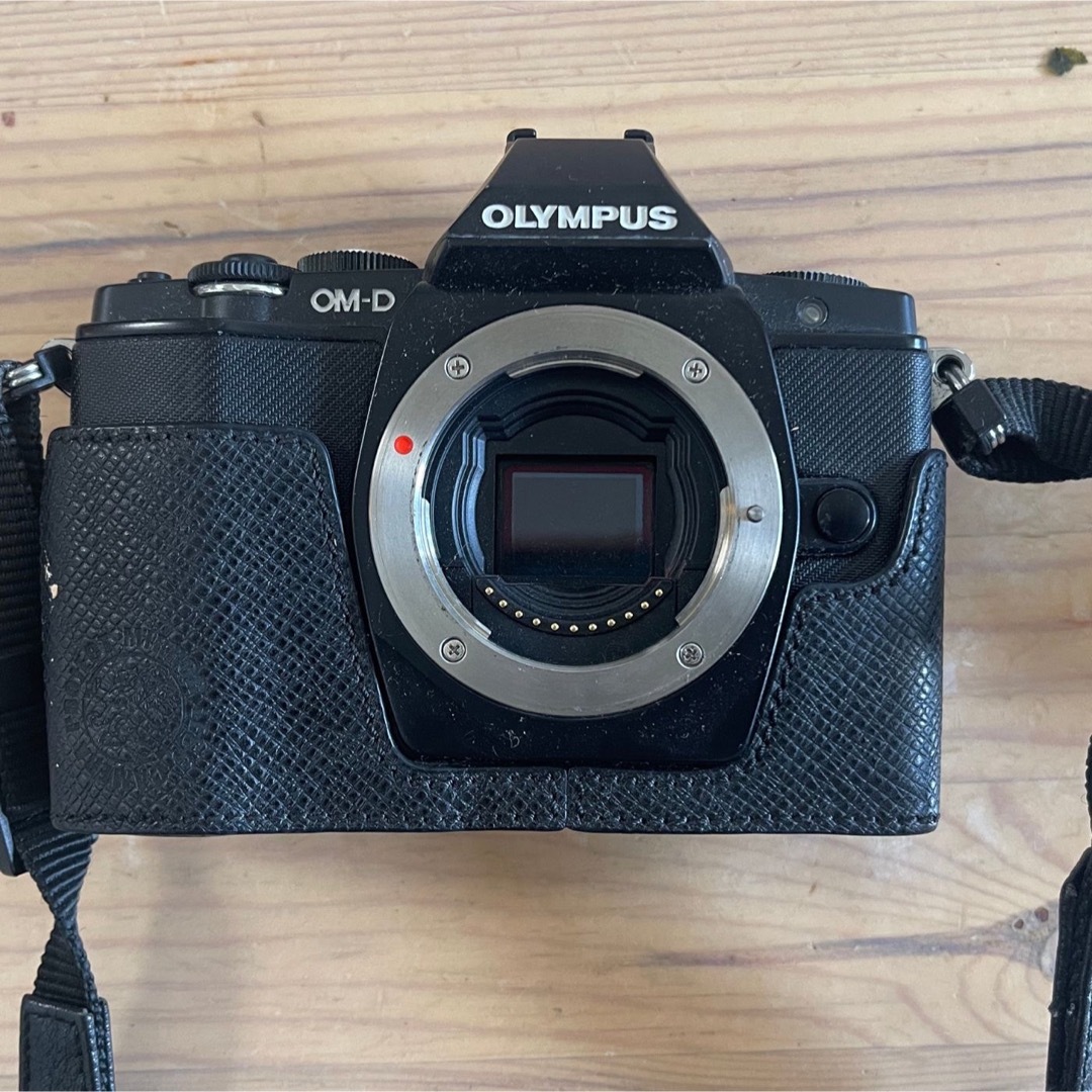 OLYMPUS(オリンパス)のオリンパス　OLYMPAS OM-D E-M5（レンズ付） スマホ/家電/カメラのカメラ(ミラーレス一眼)の商品写真