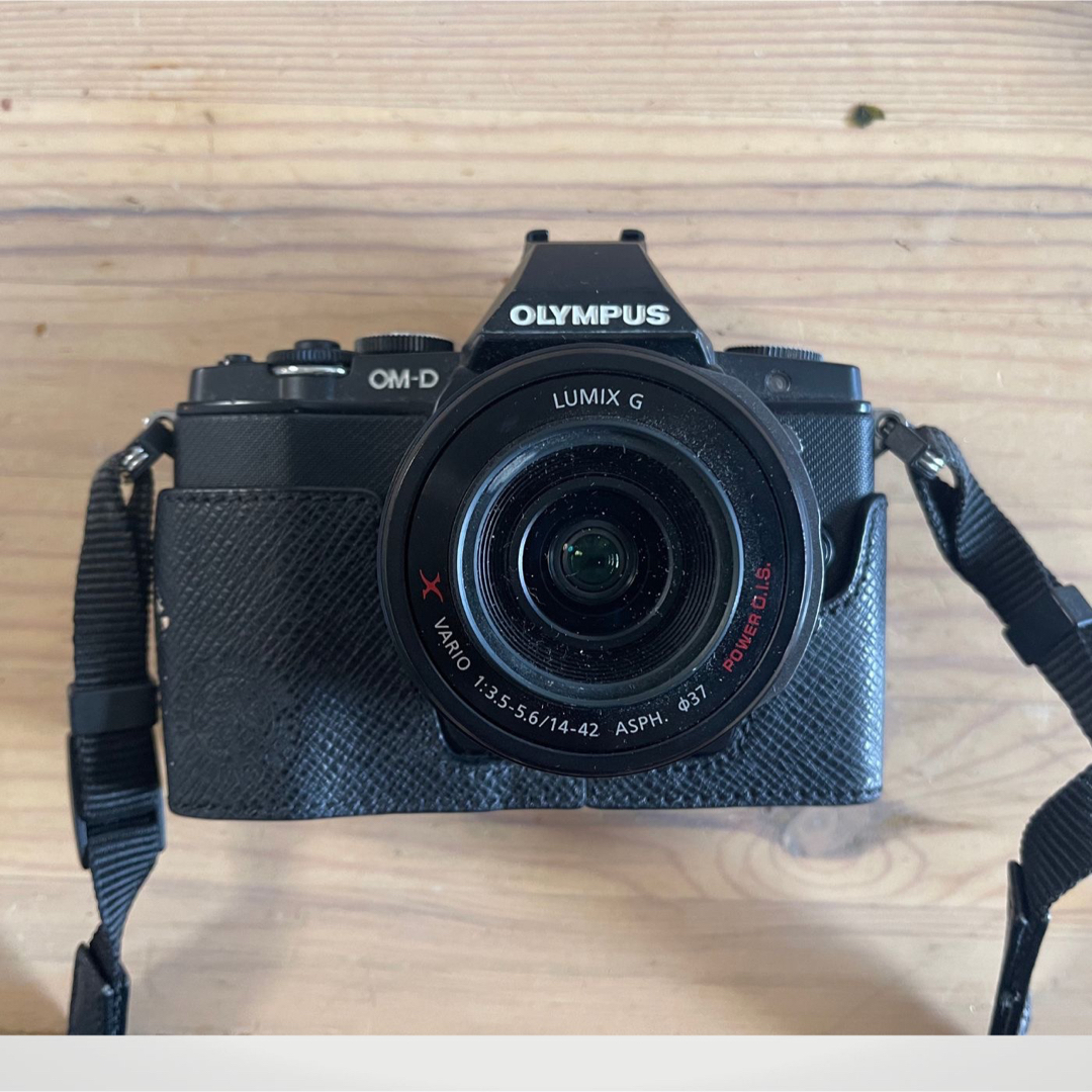 OLYMPUS(オリンパス)のオリンパス　OLYMPAS OM-D E-M5（レンズ付） スマホ/家電/カメラのカメラ(ミラーレス一眼)の商品写真