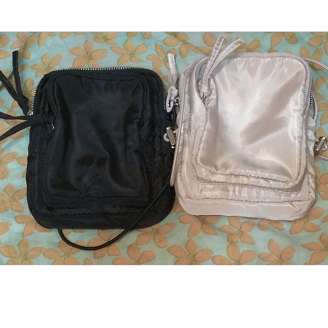 3COINS(スリーコインズ)の3COINS ミニショルダーバッグセット(黒、ベージュ) レディースのバッグ(ショルダーバッグ)の商品写真