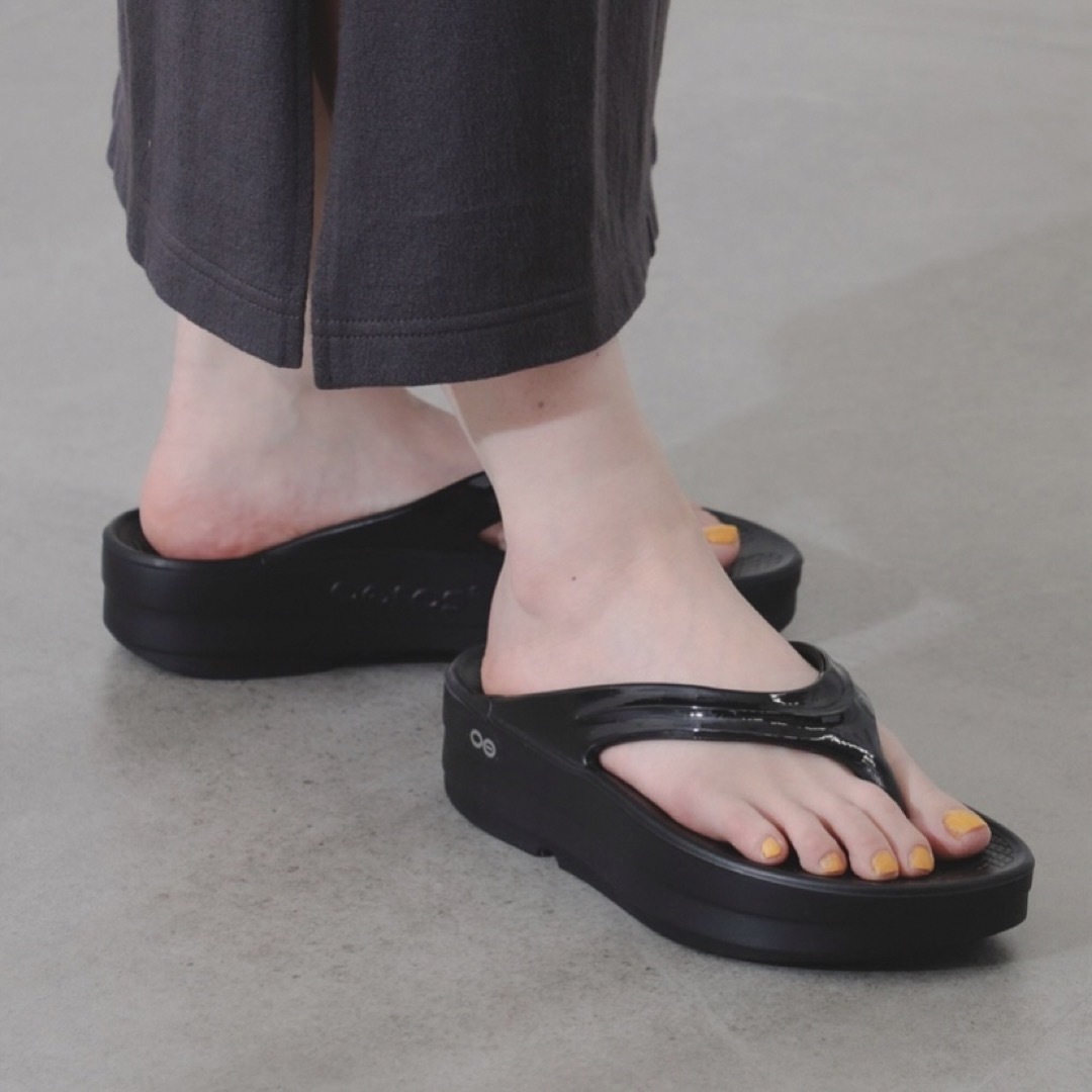 OOFOS(ウーフォス)の23㎝ 新品 厚底 OOFOS OOMEGA ウーメガ ブラック レディースの靴/シューズ(サンダル)の商品写真