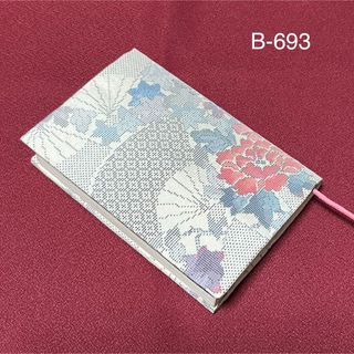 B693再販　標準サイズ　ハンドメイド　白大島紬　扇草花　文庫本ブックカバー(ブックカバー)