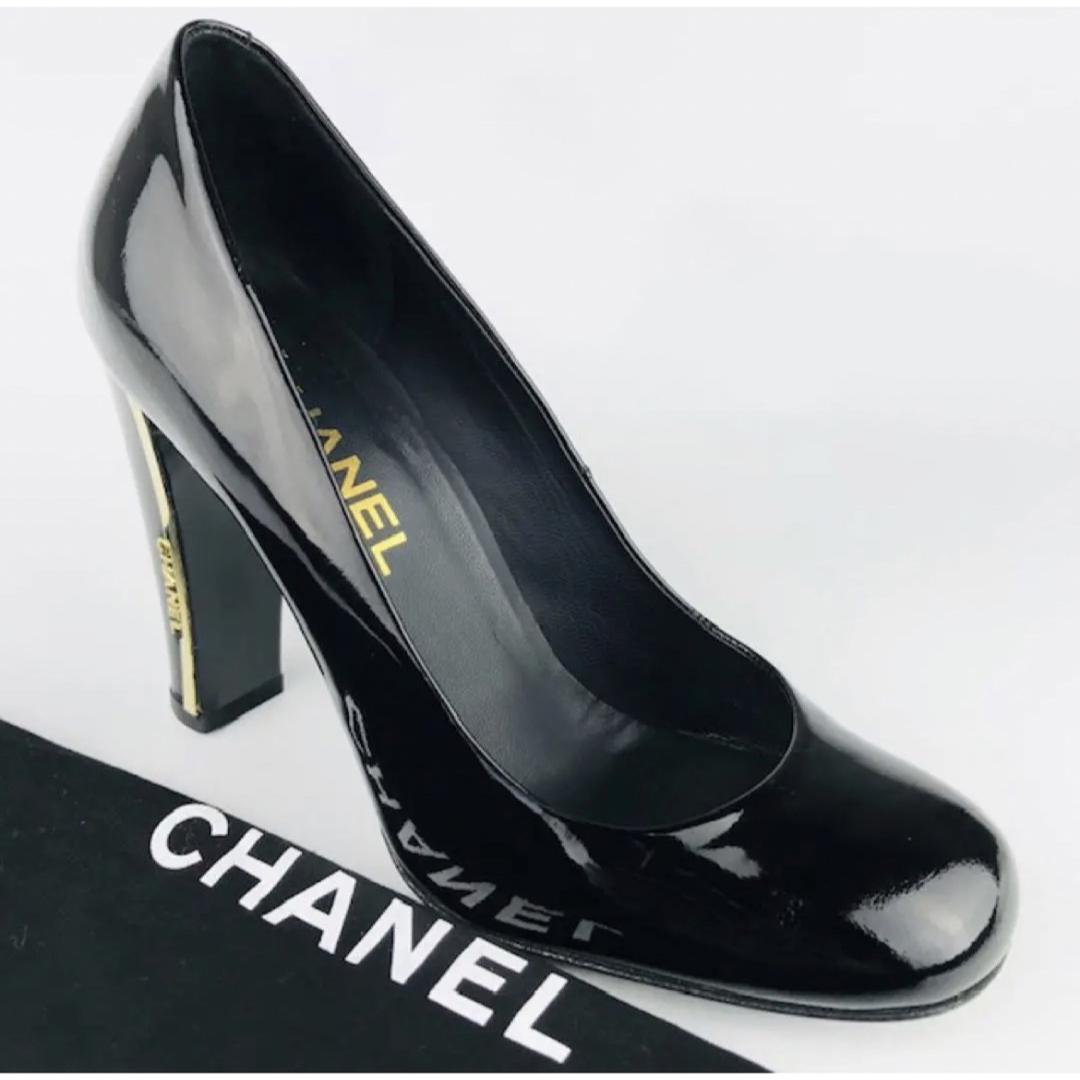 美品☆CHANEL・パテントレザー メタルアイコンロゴ パンプス(361/2
