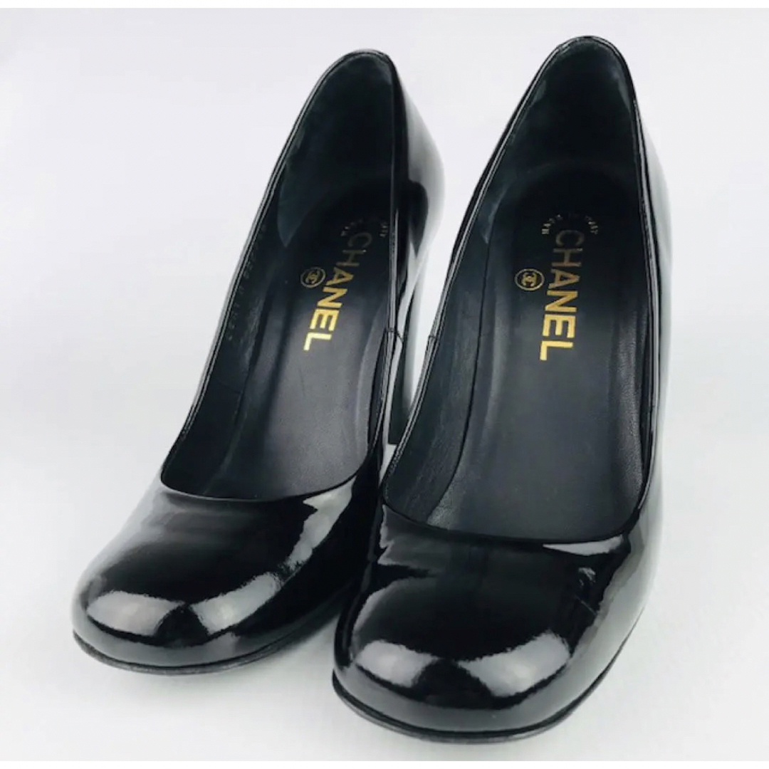 美品☆CHANEL・パテントレザー メタルココマーク パンプス(35C