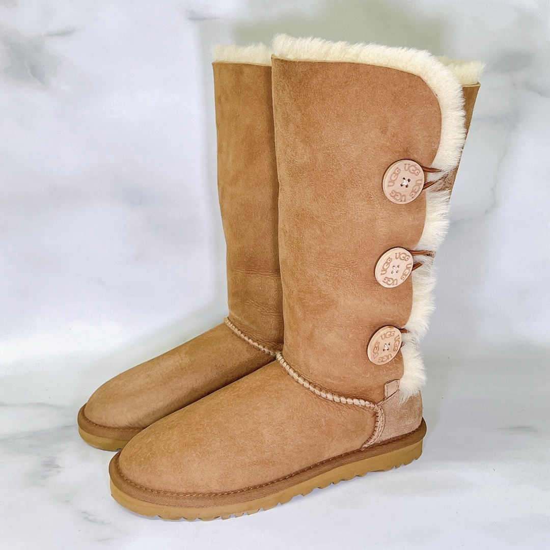 【美品】UGG ムートンブーツ ベイリーボタン トリプレット ベージュ 23.0 | フリマアプリ ラクマ