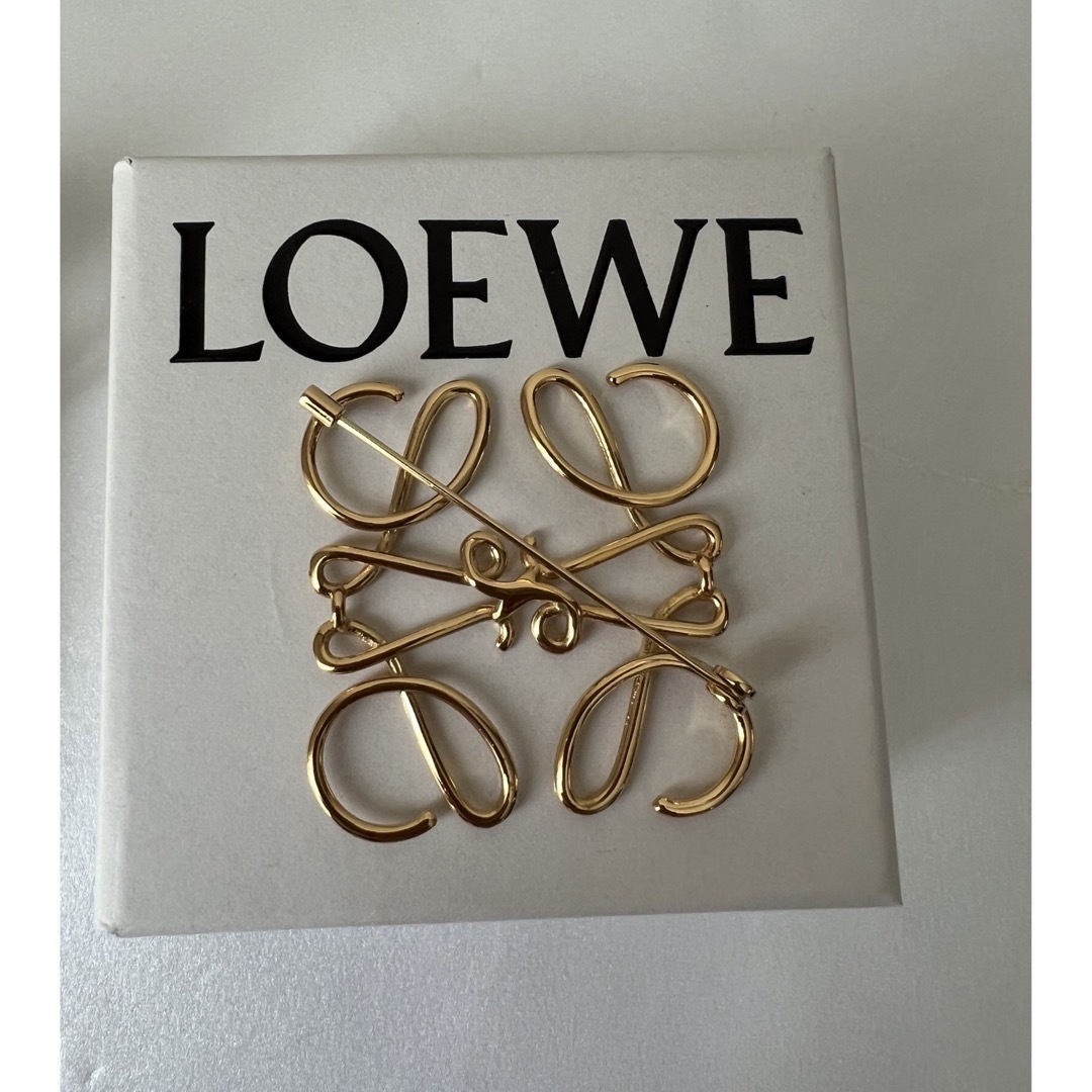 LOEWE(ロエベ)のLOEWE ロエベ 正規品 アナグラム ブローチ ゴールド レディースのアクセサリー(ブローチ/コサージュ)の商品写真