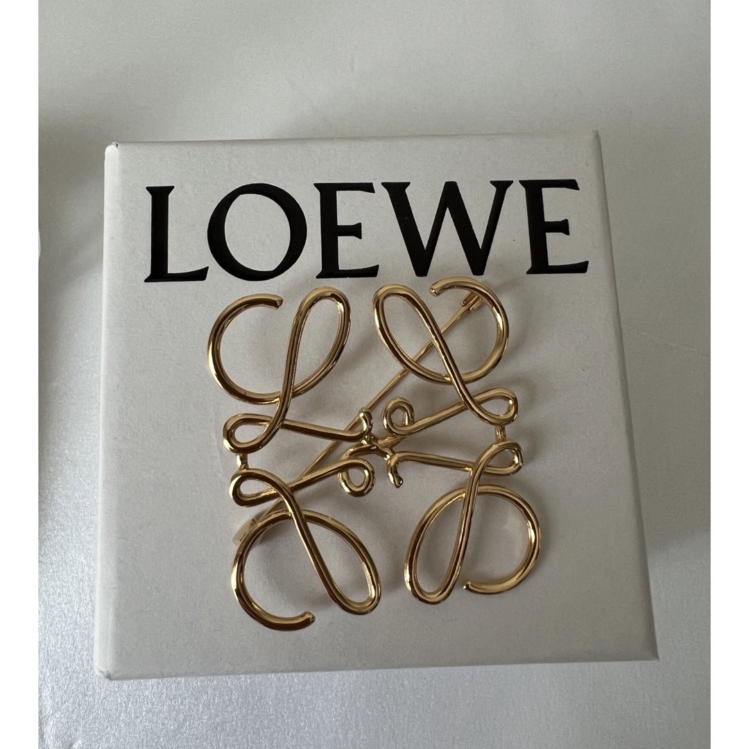 LOEWE(ロエベ)のLOEWE ロエベ 正規品 アナグラム ブローチ ゴールド レディースのアクセサリー(ブローチ/コサージュ)の商品写真