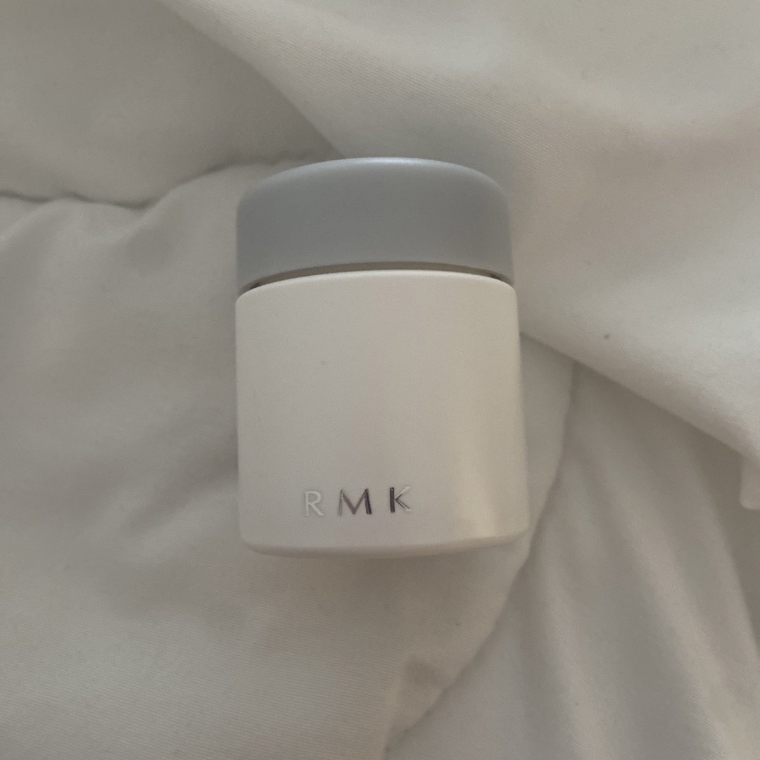 RMK(アールエムケー)のRMK♡エアリータッチフィニッシングパウダー(リフィル)P01 コスメ/美容のベースメイク/化粧品(フェイスパウダー)の商品写真