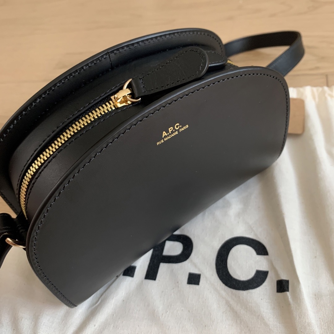 A.P.C - 新品未使用 a.p.c ハーフムーンバッグの通販 by コユ 引っ越し ...