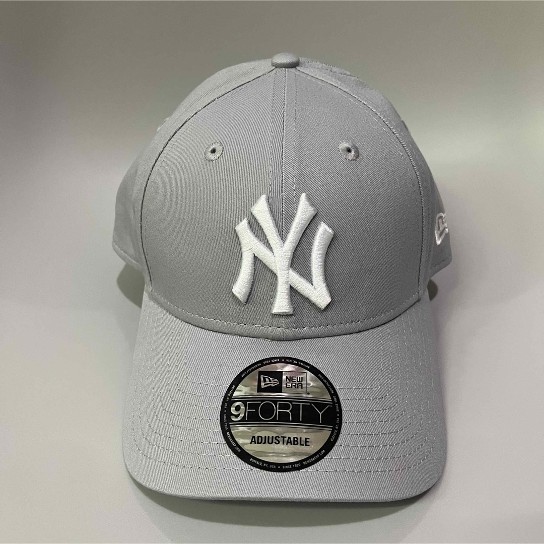 NEW ERA(ニューエラー)の秋物入荷　ニューエラ　キャップ　NYヤンキース　グレー×ホワイト メンズの帽子(キャップ)の商品写真