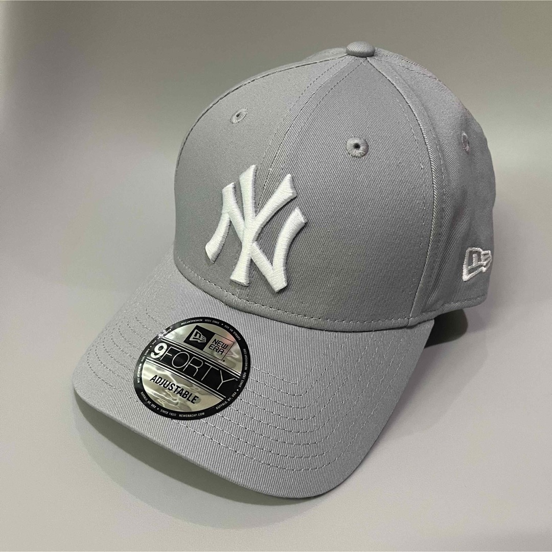 NEW ERA(ニューエラー)の秋物入荷　ニューエラ　キャップ　NYヤンキース　グレー×ホワイト メンズの帽子(キャップ)の商品写真